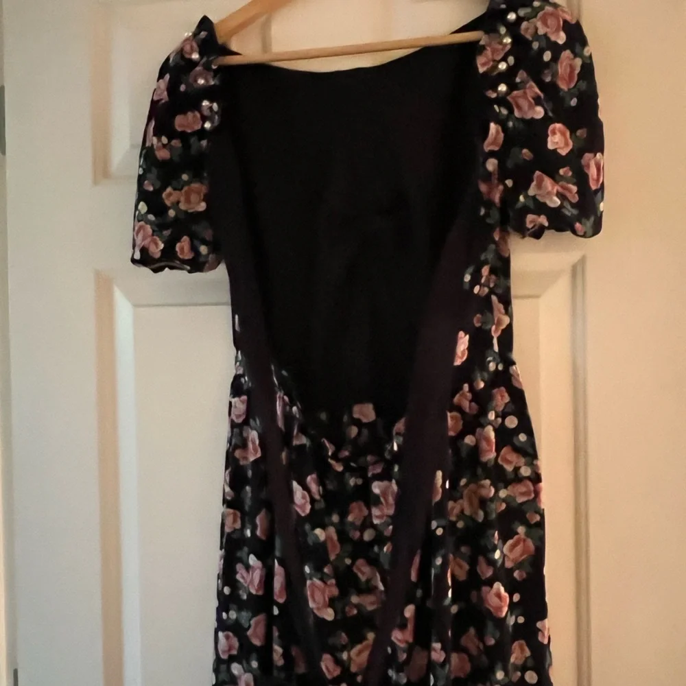 Mother of Pearl open back dress with puff sleeve and Pearl beading - Picture 2 of 4